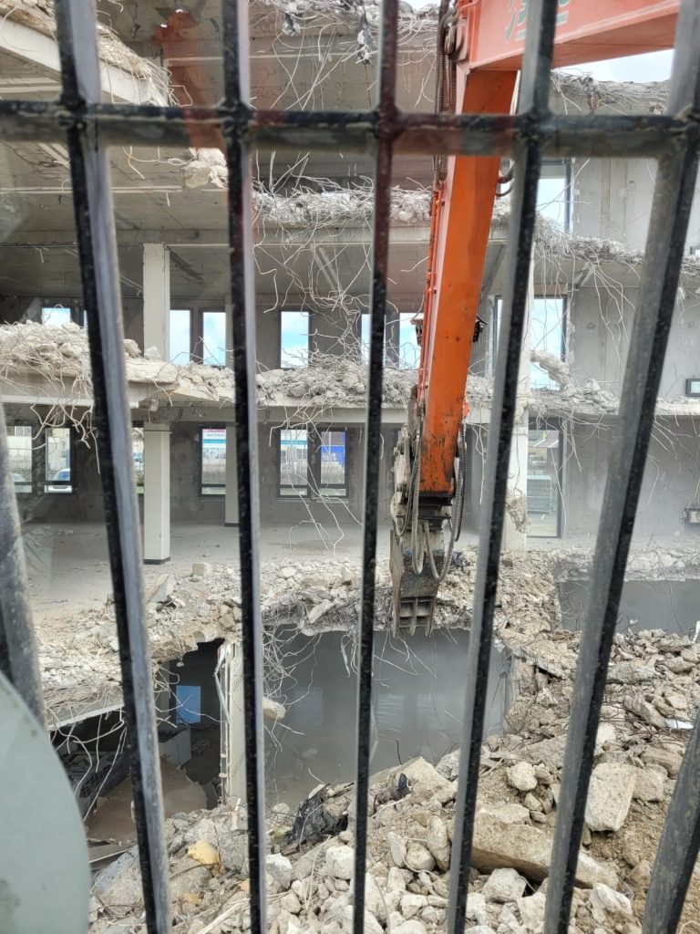 Opérations de curage de bâtiments et démolition contrôlée sur Angers, Cholet, Laval