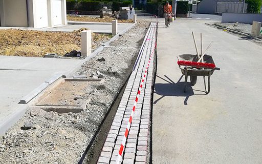 Entreprise d'aménagement extérieur sur Nantes : création d'enrobés et de pavages sur cours et allées avec Solar Atlantique TP