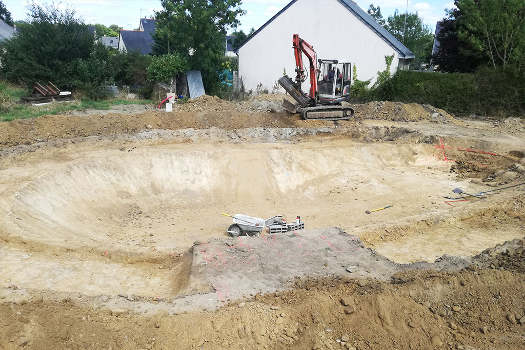 Solar Atlantique TP s'occupe du terrassement de votre terrain pour créer votre piscine ou piscine naturelle. Entreprise de terrassement sur Nantes, Rennes et Angers