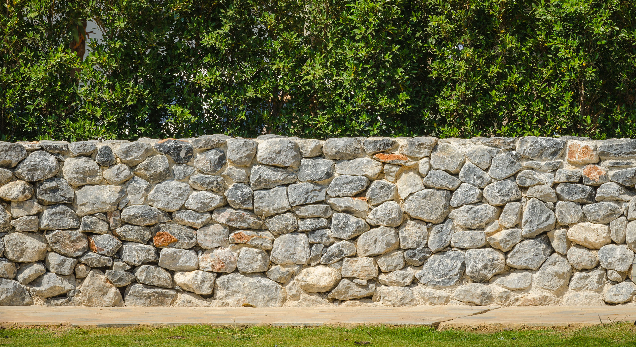 Entreprise de maçonnerie pour réaliser vos murs et murets sur Redon, Nantes et Clisson avec Solar atlantique tp